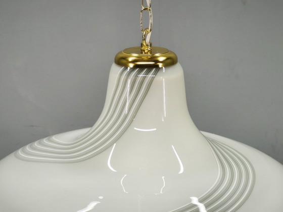 Lámpara colgante de cristal de Murano italiano de los años 70 con diseño de remolino y latón (photo 7 of 11)