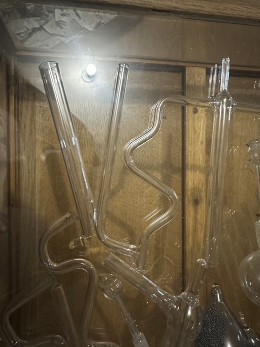 Grote partij antieke glazen chemische apparatuur voor een rariteitenkabinet.