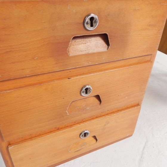 Escritorio industrial con 2 cajoneras, década de 1960. – Wood, Iron (photo 19 of 32)