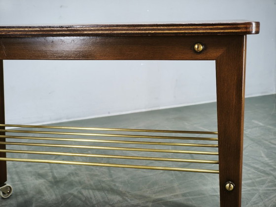 Tavolino danese in teak degli anni '60 con portariviste in ottone e rotelle, Tavolini, Legno, Metallo, Marrone (foto 6 di 11)