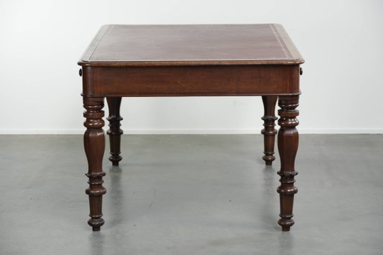 Image 1 of Scrivania/tavolo da biblioteca inglese antico dei primi del XIX secolo con piano in pelle rossa e aspetto elegante.