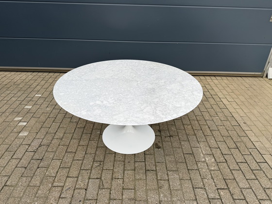 Image 1 of Original round Knoll Tulip dining table (152cm) in Carrara marble, Eero Saarinen