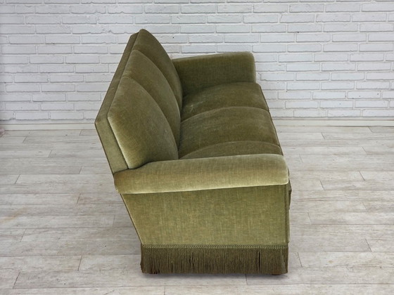Image 1 of Deense driezitsbank uit de jaren 70, groen meubelvelours, beukenhout.