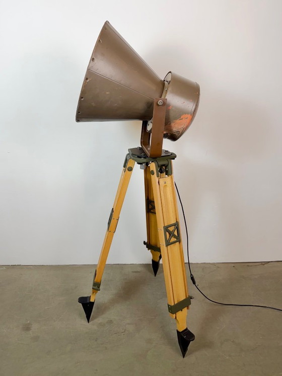 Large Industrial Factory Tesla Spotlight on Wooden Tripod, 1950s, Floor lights, Metal, Brown, Vintage (photo 6 of 15)
