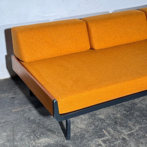 Ariadne Teakhouten Daybed van Friso Kramer voor Auping, jaren 1960 – 3 5 zitsbanken, polished steel (photo 2 of 16)