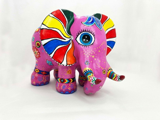 Una statuetta di elefante rosa in stile boho. Realizzata a mano dall'artista.