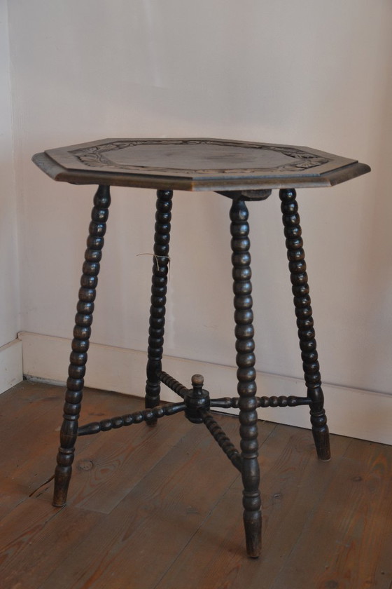 Image 1 of Vieille table d'appoint en chêne avec de magnifiques pieds incurvés et de jolies sculptures sur bois
