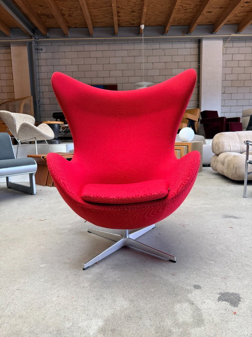 Poltrona Egg di Fritz Hansen, disegnata da Arne Jacobsen (Disponibilità: 2) – fauteuils, Textile, Aluminium (photo 2 of 12)