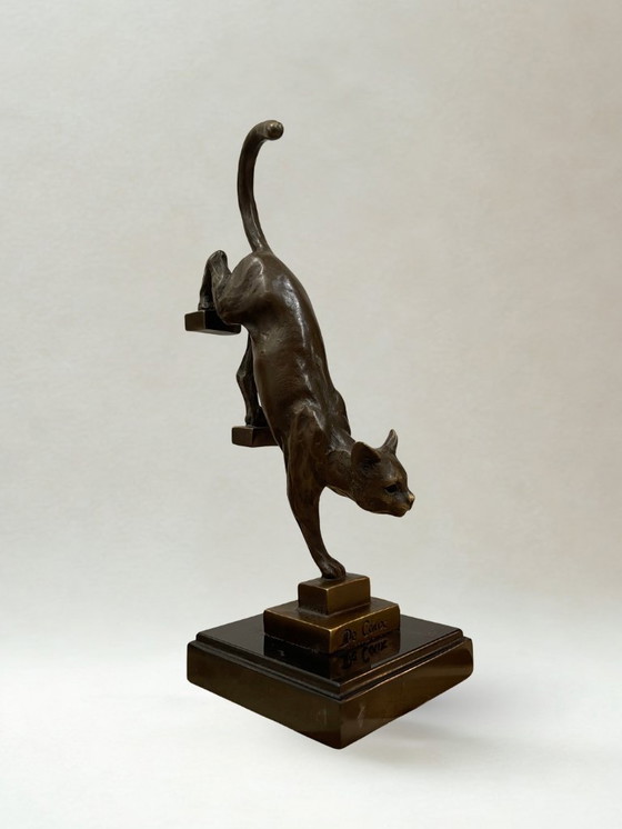 Image 1 of Bronze after De Coux – Cat descending a staircase – 20th-century animal sculpture – 29 cm