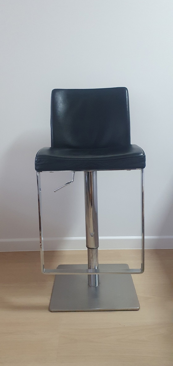 2 Sgabelli da bar di design in pelle nera – Leather, rvs (photo 2 of 5)