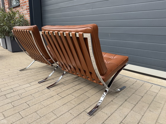 Image 1 of Lot de 2 fauteuils inclinables Knoll Barcelona d'origine + repose-pieds, cuir Venezia Cognac, neufs dans leur boîte.