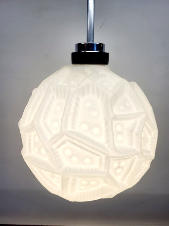 Image 1 of Suspension vintage, probablement Peill & Putzler, en verre opalin à relief, années 1960