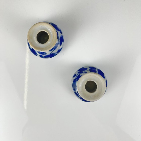 Image 1 of Set di 2 candelieri in porcellana blu e bianca, XX secolo.