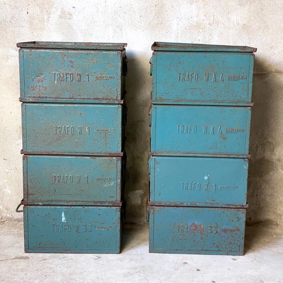 Lote de 8 cajas industriales apilables de metal – Armarios de almacenamiento (photo 4 of 6)