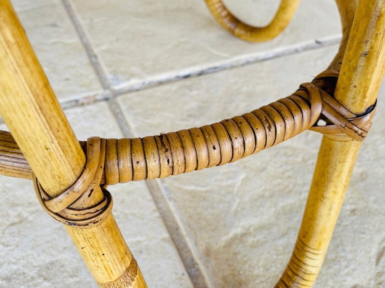 Image 1 of Mesita auxiliar de bambú y ratán de mediados de siglo, década de 1960.