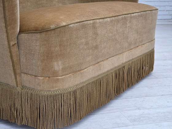 Image 1 of Sofá danés de 2 plazas, década de 1970, tapizado en terciopelo verde claro.