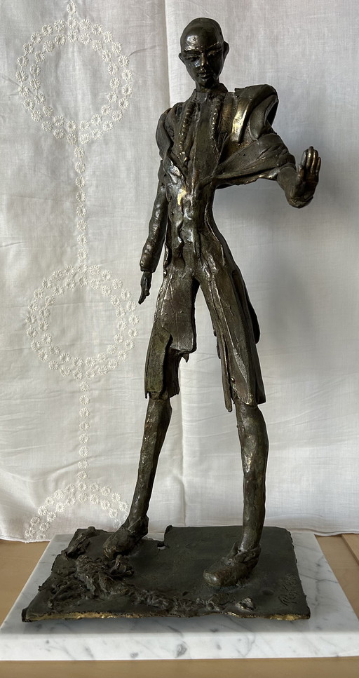 Bronze statue by Roger Pintens.