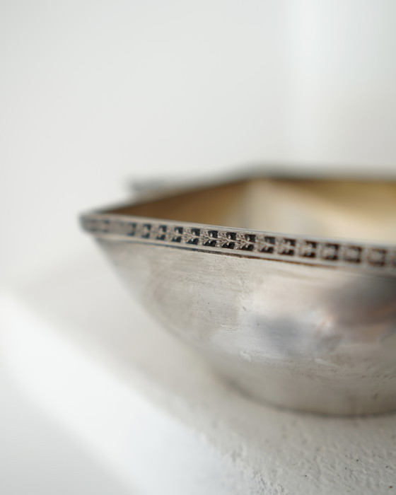 Image 1 of Vide-Poche / Cendrier Carré Vintage en Métal Argenté – Poinçons “8” et “KM” Style Art Déco 1930