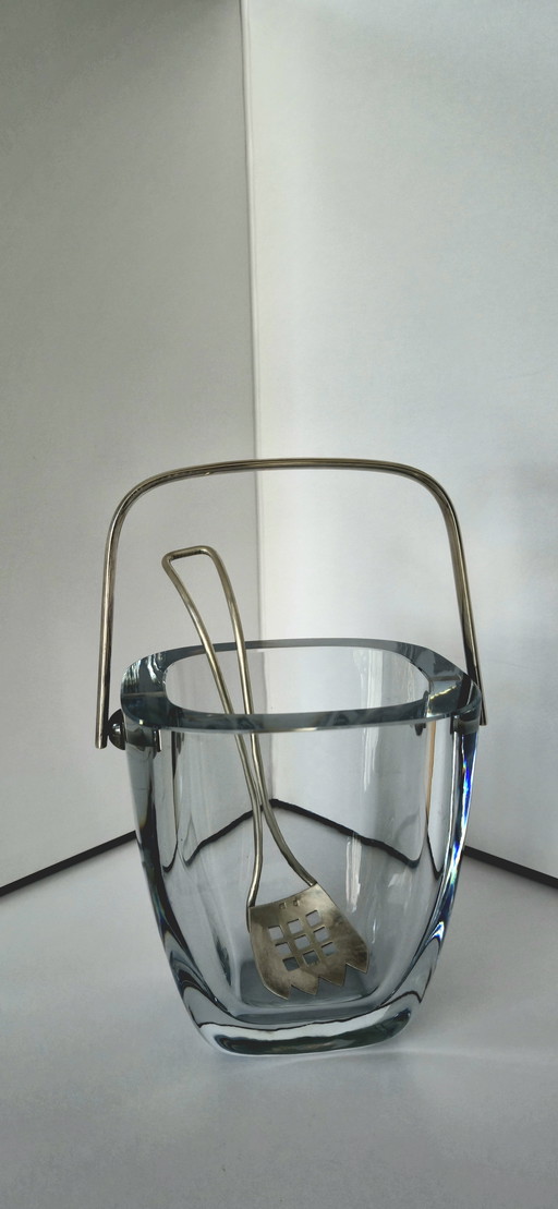 Seau à glace en cristal Strömbergshyttan avec pince d’origine – design scandinave 1950s
