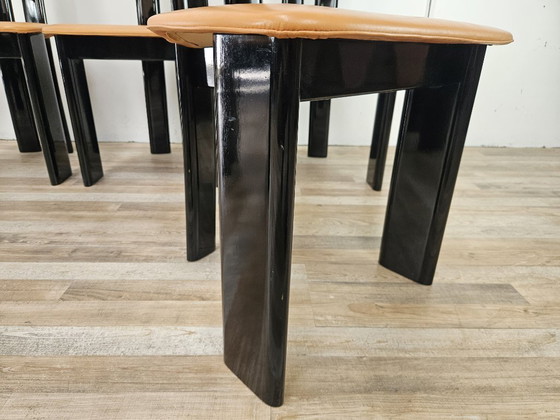 Set aus 6 Pierre Cardin Stühlen aus schwarz lackiertem Holz, 1970 – Esszimmerstühle, Wood (photo 16 of 20)