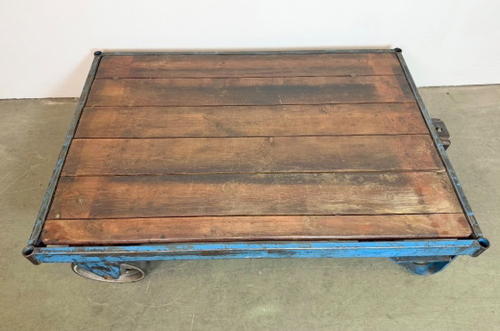 Image 1 of Carrito de mesa de centro industrial azul grande, década de 1960.