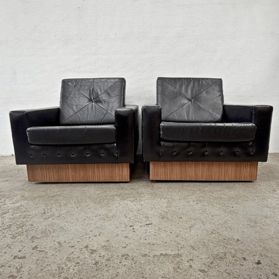 Image 1 of Sillón de diseño moderno de mediados de siglo en cuero negro con pedestal de madera.