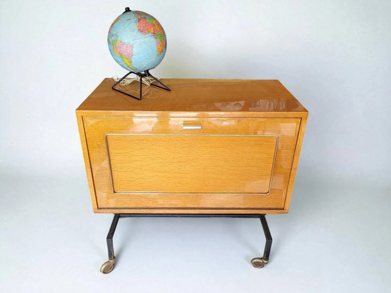 Mueble bar bajo con ruedas de los años 60 – Taburetes de bar, Wood, Vintage (photo 3 of 10)