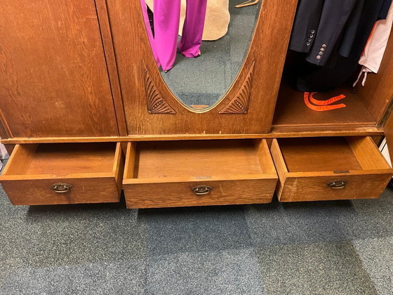 Image 1 of Armario antiguo con 3 puertas, cajones y espejo.