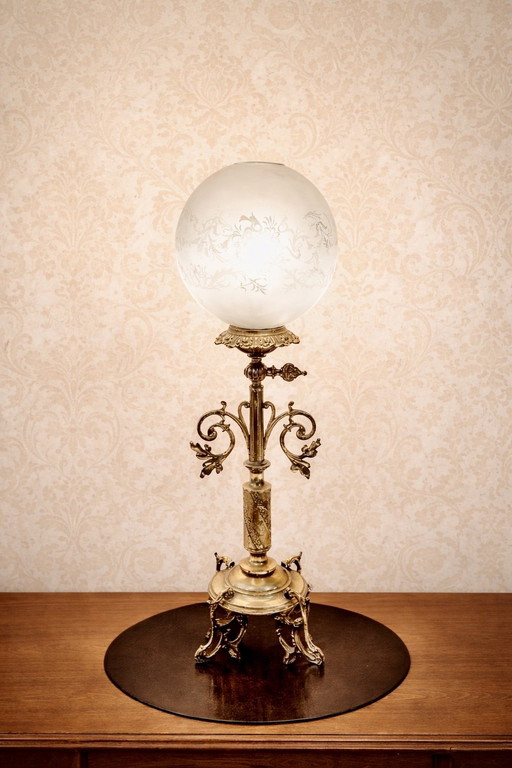 Antieke lamp van messing en gegraveerd glas – elegantie uit de Belle Époque.