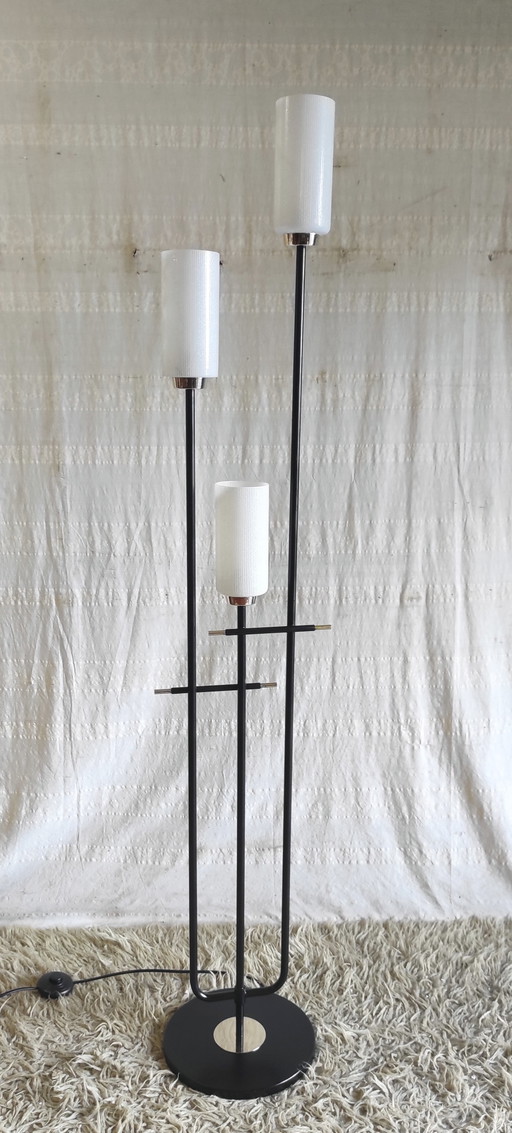 Modernistische vloerlamp met drie lampen in tulpvorm, uitgevoerd in opaalglas - jaren 1950/60