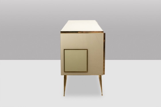 Image 1 of Credenza in vetro opalino color crema e bronzo dorato. Stile contemporaneo.