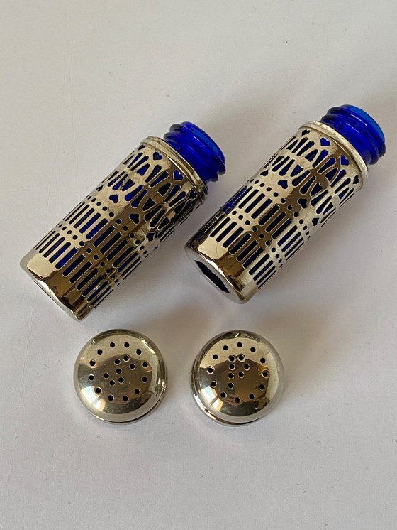 Image 1 of Ensemble ancien de salière et poivrière avec inserts en verre bleu cobalt – Angleterre – vers 1910-1935 – Plaqué argent