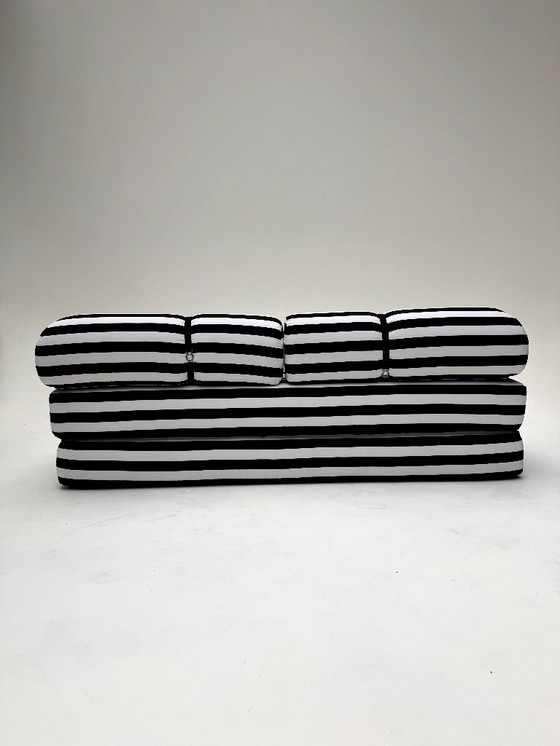 Image 1 of Sofá cama a rayas