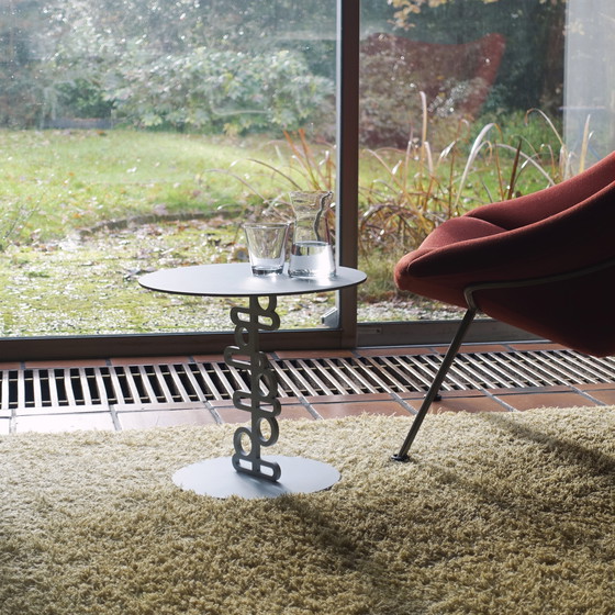 Image 1 of Mesa auxiliar Ken de Marcel Wanders para Quodes: diseño atemporal en gris claro RAL 7035