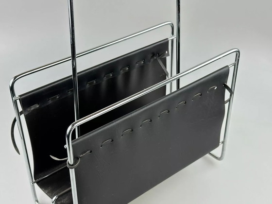 Image 1 of Revistero de metal de teca de los años 60 y 70 con diseño de mediados de siglo.