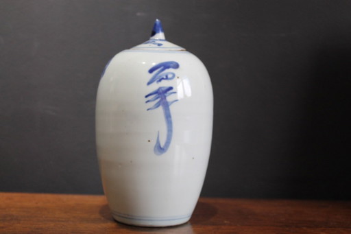 Pot antique chinois bleu et blanc à couvercle représentant Quilin