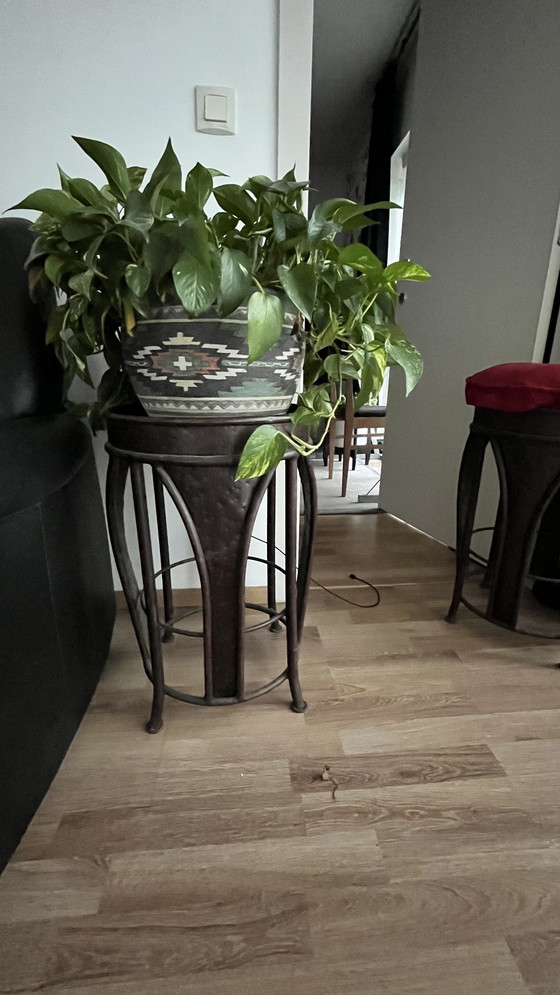 Image 1 of Paar industrielle Metallhocker mit roten Samtkissen - skulpturales Design