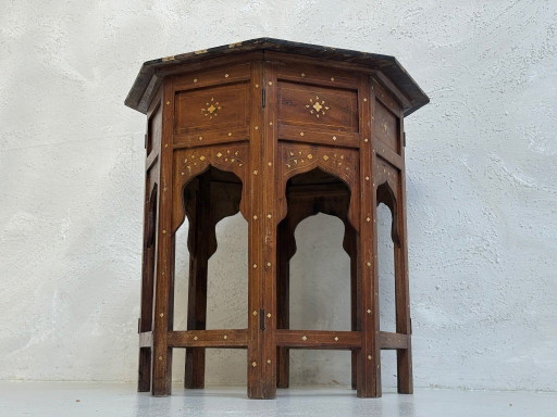 Table d'appoint pliante ancienne d'Inde, datant d'environ 1900.