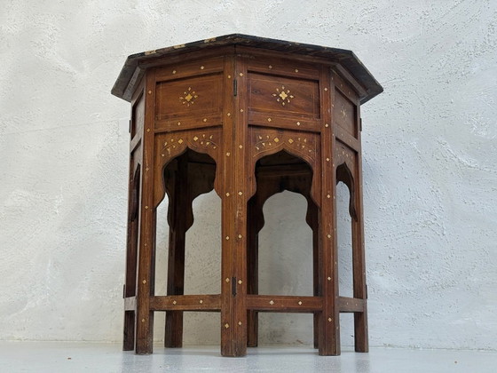 Image 1 of Table d'appoint pliante ancienne d'Inde, datant d'environ 1900.