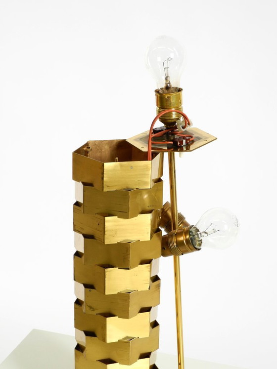Image 1 of Einzigartige große Messing-Tischlampe aus den 1960er Jahren von den Vereinigten Werkstätten mit beleuchtetem Sockel