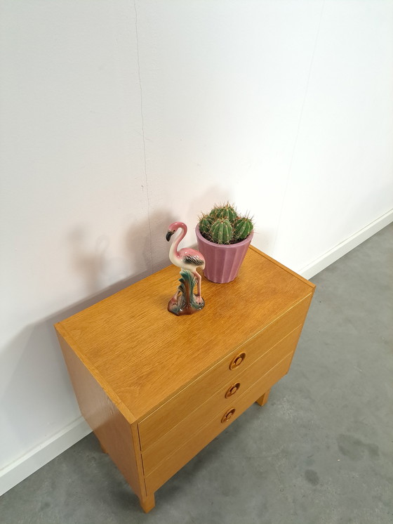 Image 1 of Commode en placage avec poignées rondes de Suède