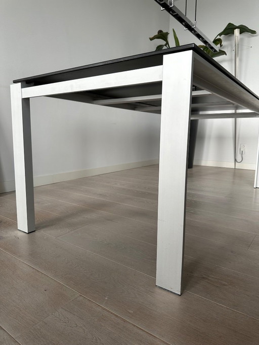 Table à manger design noire