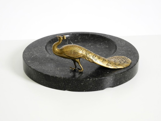 Image 1 of Wunderschönes, großes Tablett aus schwarzem Granit mit einem Pfau aus Messing, um 1920