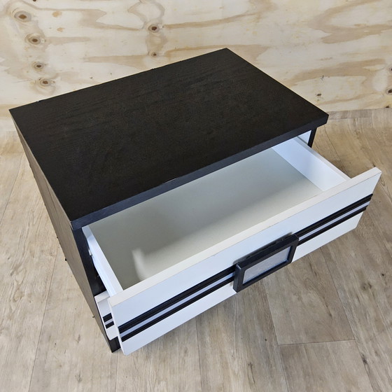 Image 1 of Set Vintage (jaren 80) Nachtkastjes zwart / wit retro Manta / 2 vintage nightstands (80s)