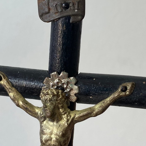 Image 1 of Crucifix vintage en bois noirci à poser croix en bois noir avec Christ en métal 
