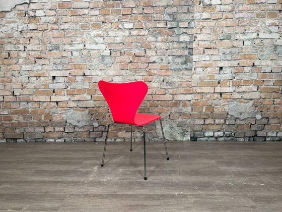 Fritz Hansen Vlinder, Pink | Arne Jacobsen, Dining chairs, Plastic, Chrome, Red, Mid Century Modern (photo 4 of 15)