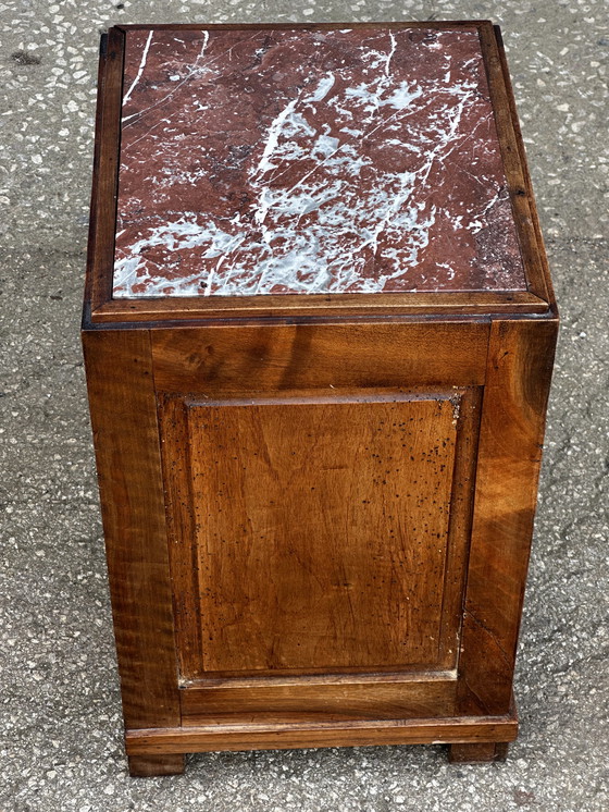 Image 1 of Art-Deco gesneden houten en marmeren nachtkastje