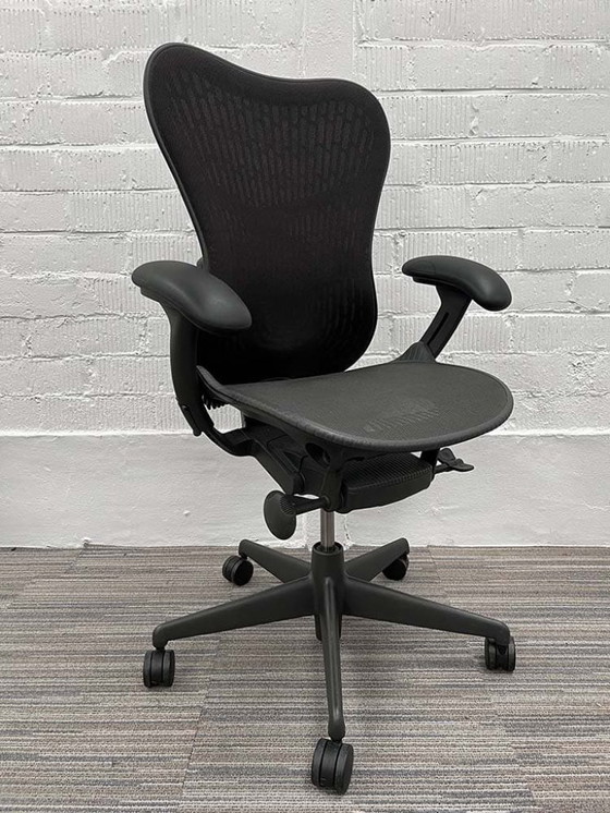 Image 1 of Herman Miller Mirra 2 Butterfly Bureaustoel