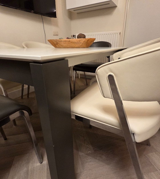 Image 1 of Set da pranzo di Hulsta Now. Tavolo da pranzo E20 e sedie da pranzo S500 di Hulsta Now.