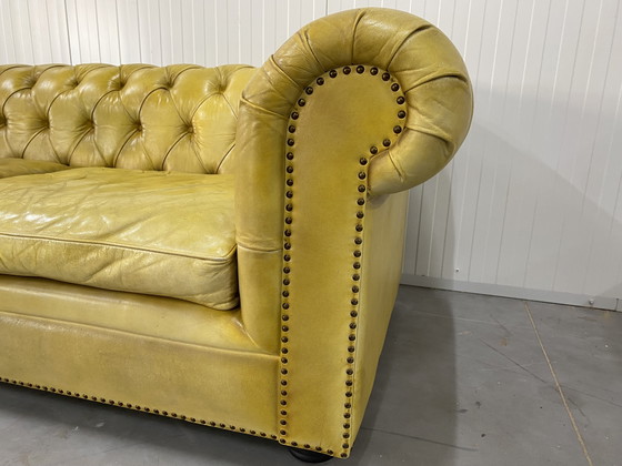 Image 1 of Magnifique canapé Chesterfield anglais 4 places, jaune lavé à la main